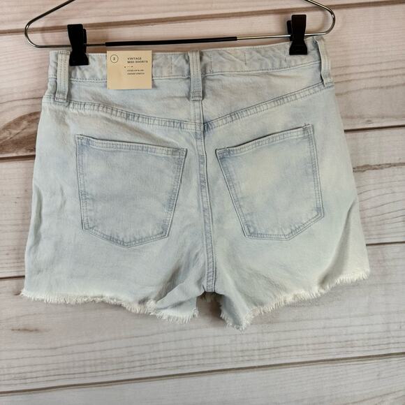 Universal Thread Light Wash Cut Off Denim Shorts Size 2/26R - Picture 2 of 8